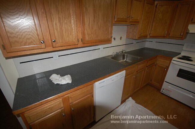 Building Photo - 33 Lancaster Terrace Unit A100