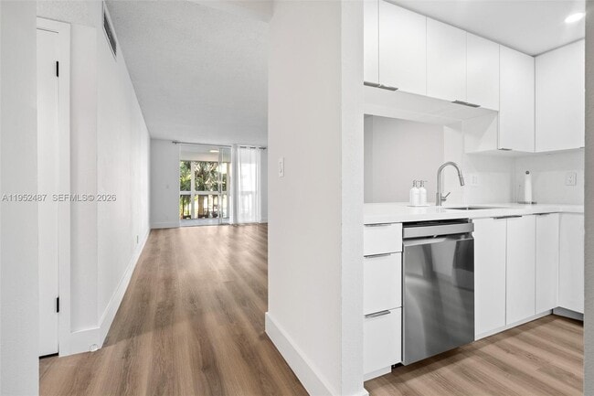 Photo - 901 NE 14th Ave Unidad 205