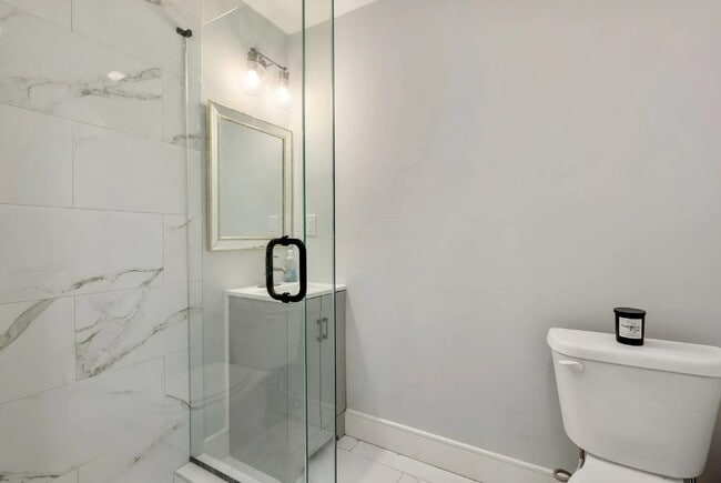 Baño completo en el primer piso - 169 W 9th St