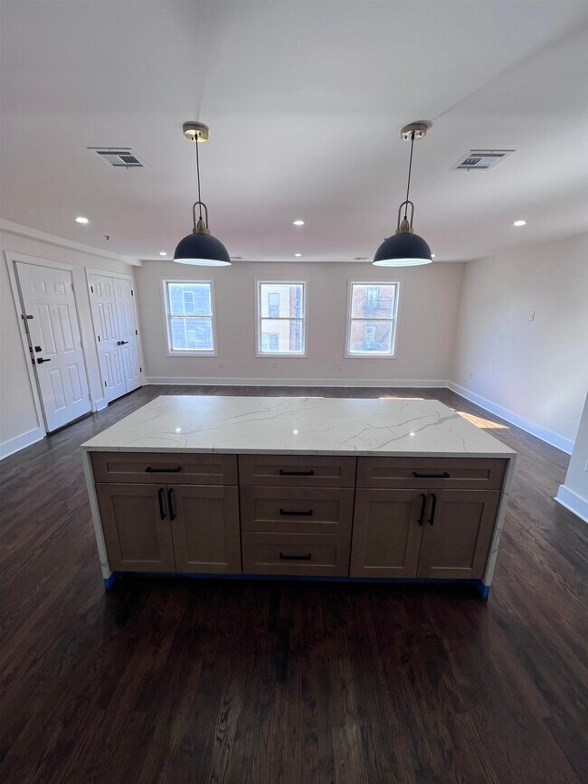 427-429-429 M.L.K. Drive Unit 3
