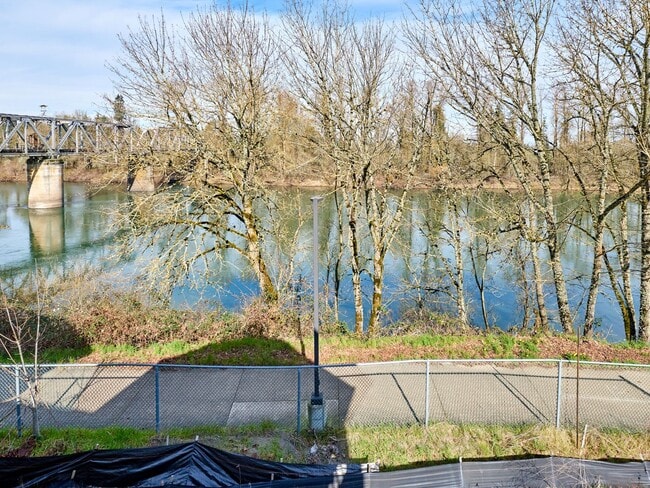 Photo - 827 Front Ave NE