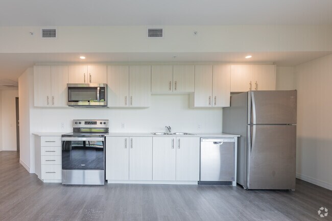 2BR, 1BA - 817SF - Kitchen - 387 King St East