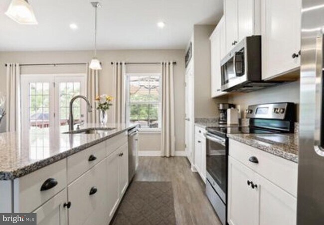 Photo - 211 Ontario Dr