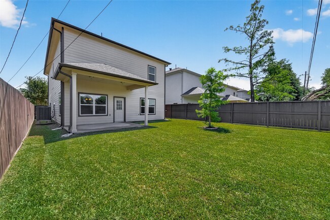 2211 Silverbonnet St