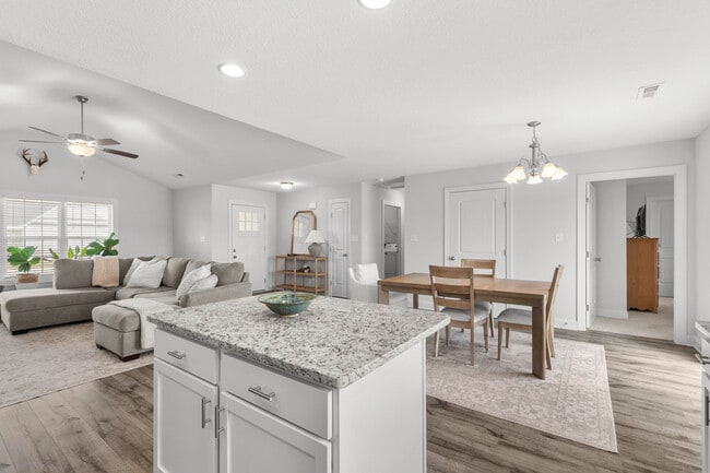 Photo - 924 Uplands Ln