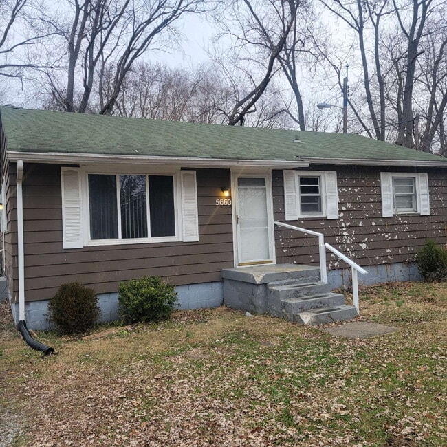 Building Photo - Cozy East Side Home!