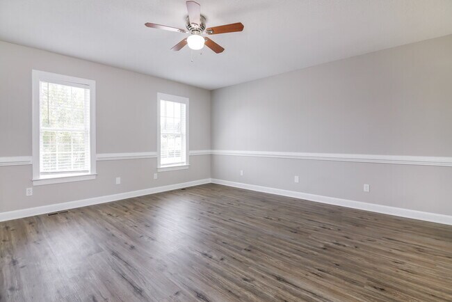 Photo - 204 Hunter Way