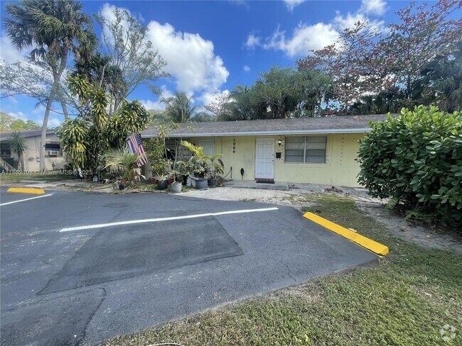 Building Photo - 1986 SW 28th Ln Unit 2 Rental