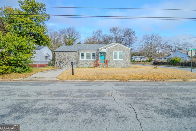 Building Photo - 579 Lynmore Ave