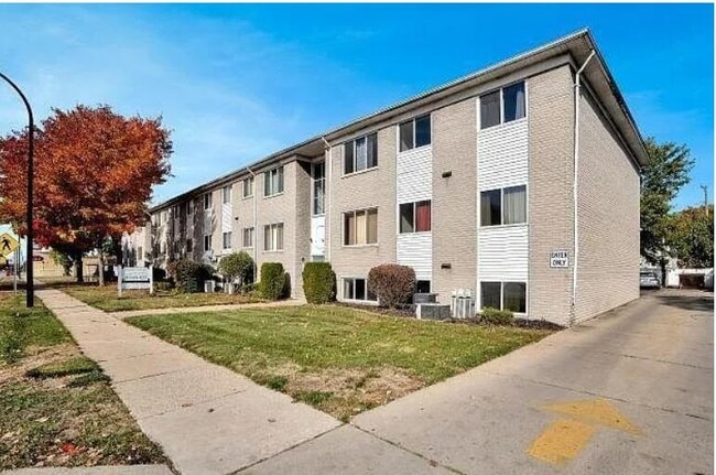 Building Photo - 1250 W Nine Mile Rd Unit Apt 7