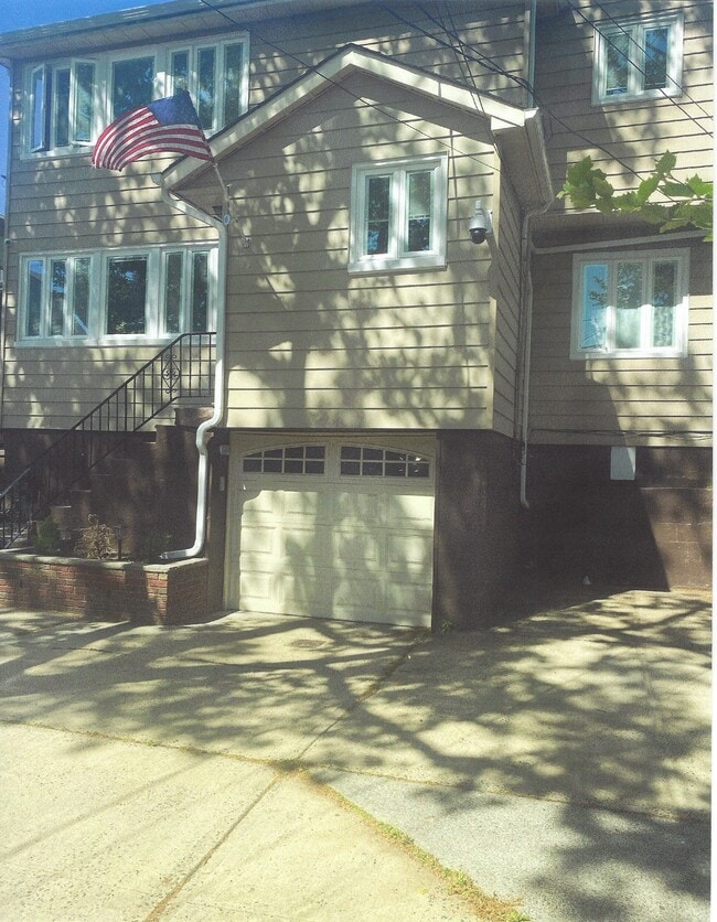 Building Photo - 95 W 49th St Unit 2
