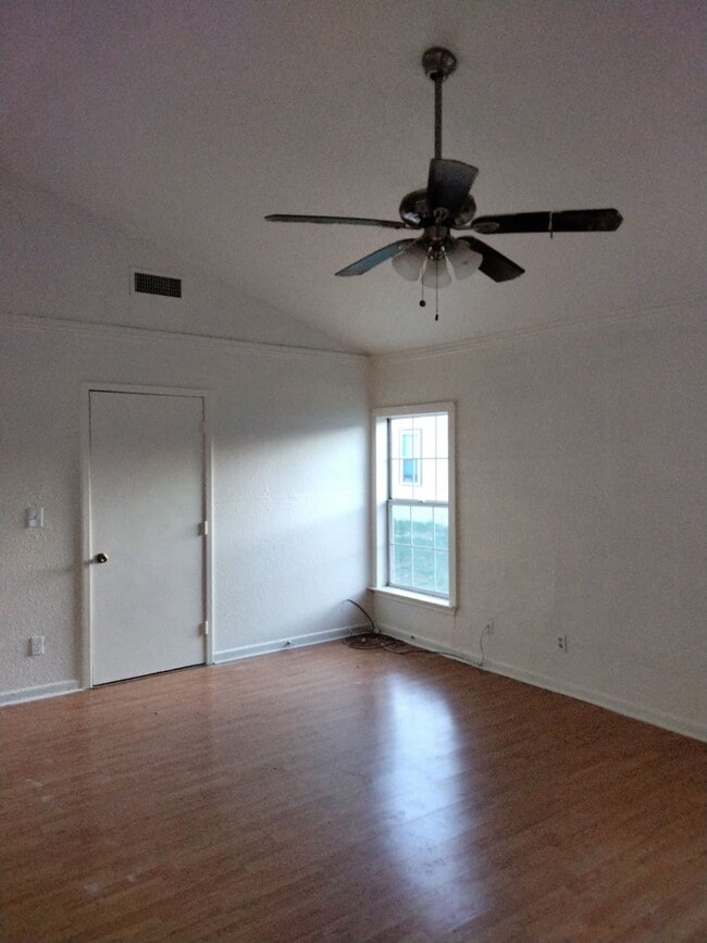 Photo - 811 E 10th St