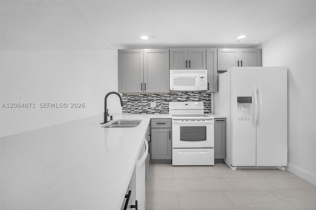 Building Photo - 2601 NE 3rd St Unit 4110