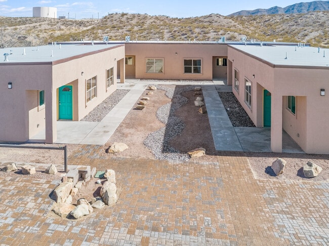 Photo - 470 Morgan St