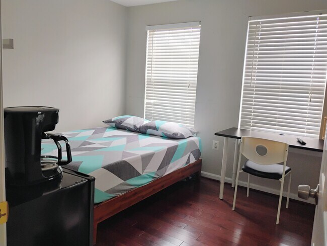 Photo - 835 Ferndale Ter NE