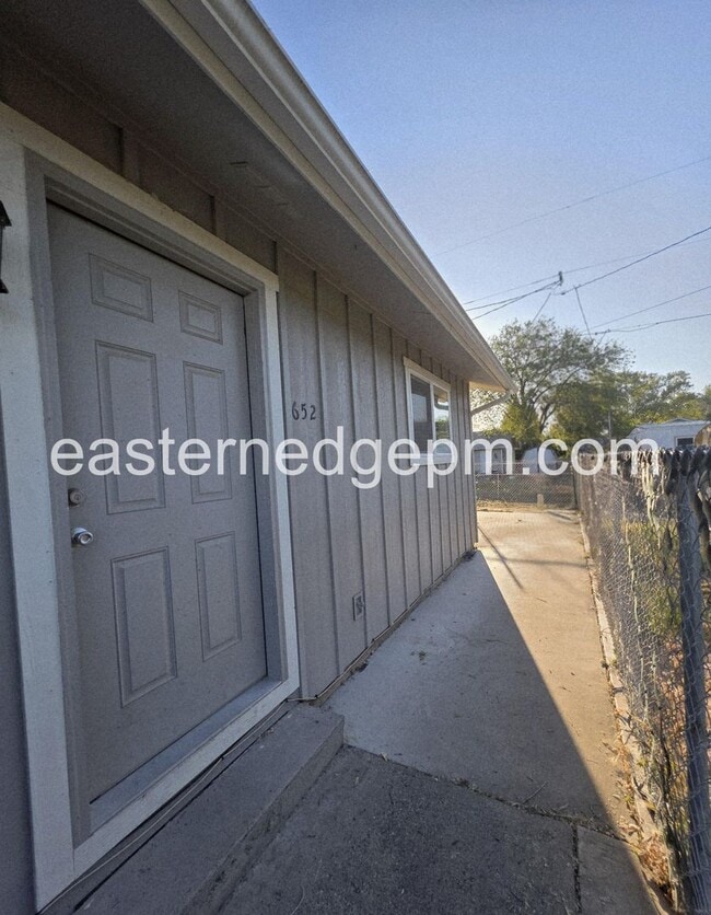 Building Photo - 650-652 NW 6th St Unit 652