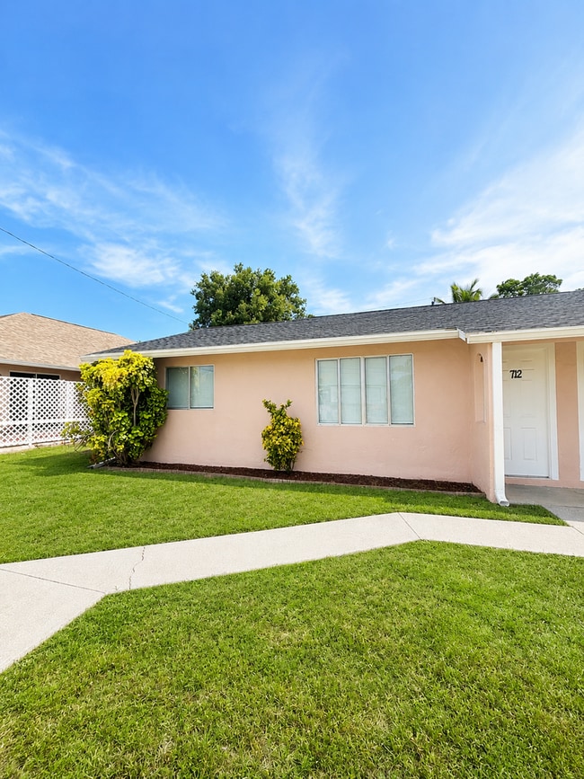 Building Photo - Updated 2 Bed / 1 Bath Duplex with Screened Lanai