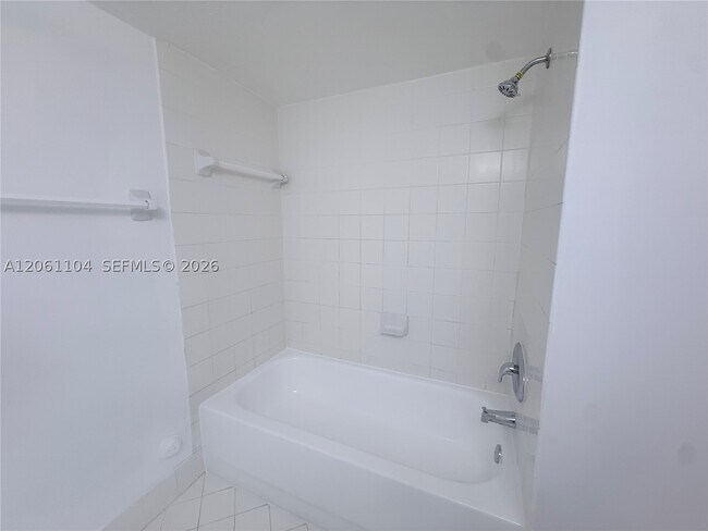 995 NE 34th Ave Unit 101