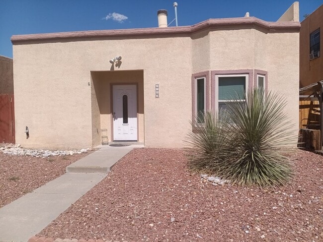 Building Photo - 3 Bedroom, 2.5 Bathroom Home! Schedule a S...