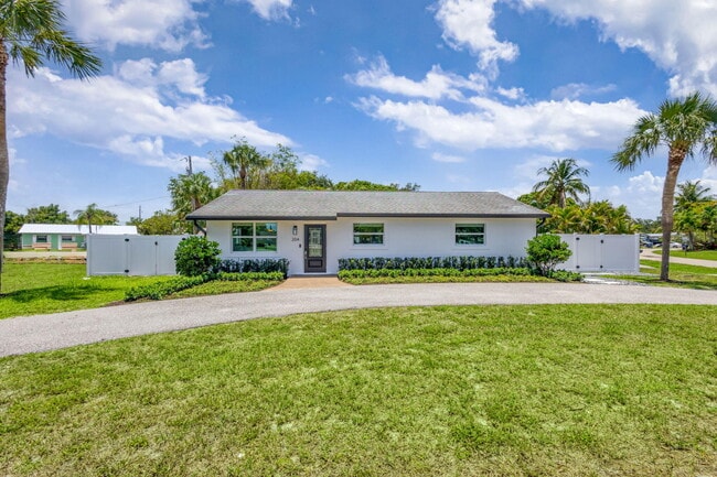 Photo - 204 W Whitney Dr House