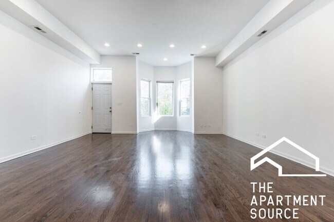 Photo - Spacious 4BR/2BA in Logan Square — Steps from the Blue Line! Unidad 1
