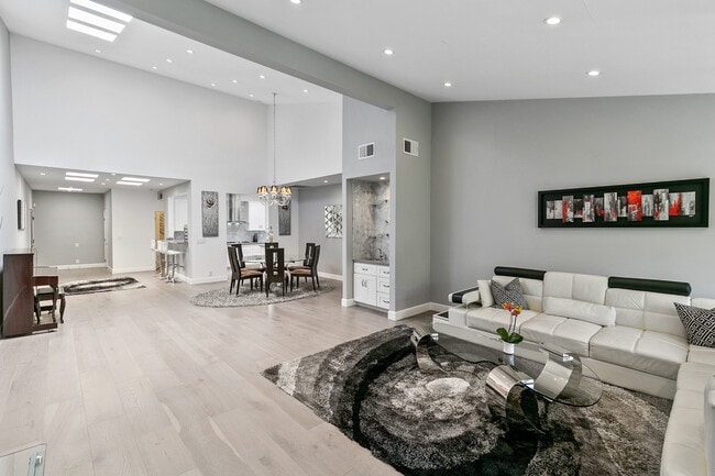 Photo - 1520 S Beverly Glen Blvd Unidad PH608