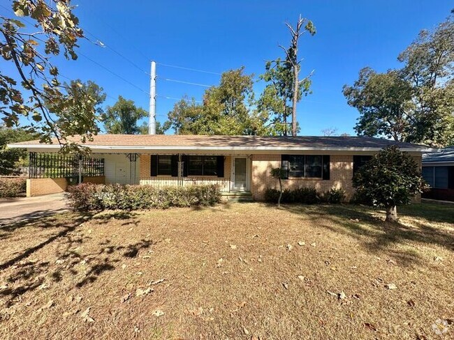 Building Photo - Beautiful 3 Bedroom- 1.5 bath Home Availab...