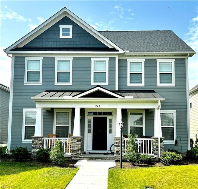 Building Photo - Stunning Modern Haven