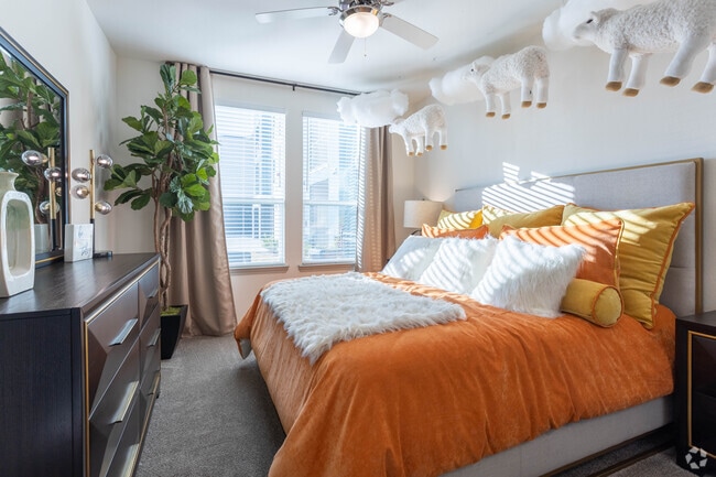 1 BR, 1 BA - 736 SF