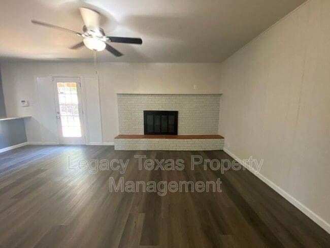 Photo - 211 S Nolan River Rd