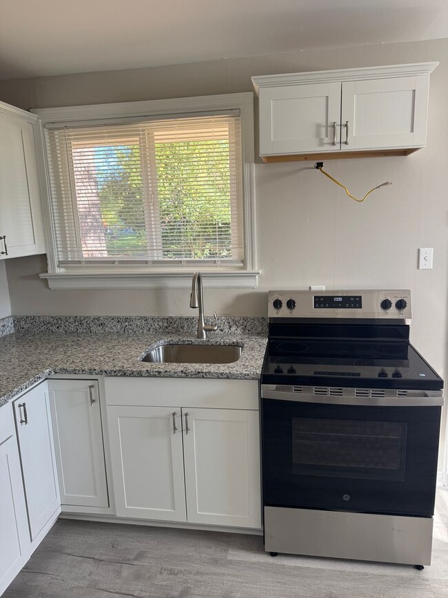 Photo - Charming 3 bedroom home in West End Manor ...