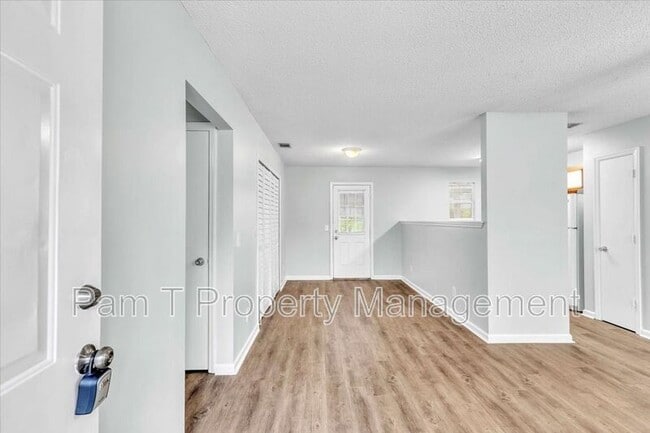 Photo - 215 Laurelwood Dr