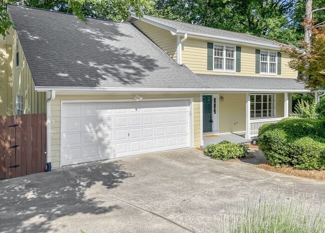 5-Bed, 2.5-Bath Home with Deck & Covered P... - 5-Bed, 2.5-Bath Home with Deck & Covered P...