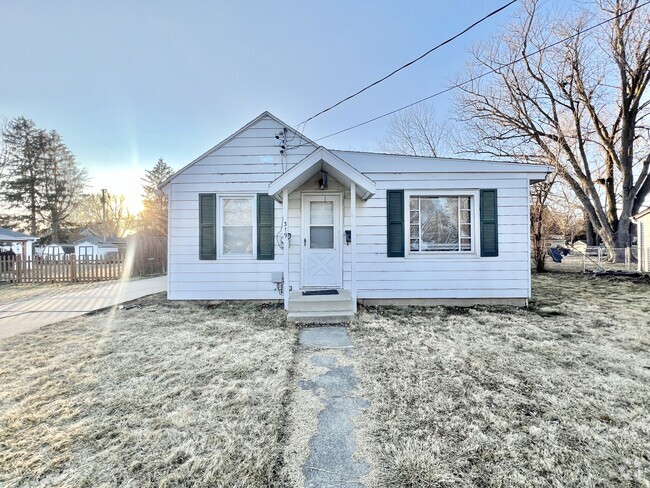 Building Photo - 319 N Walnut St Rental