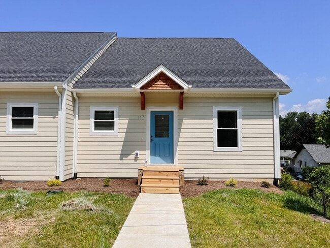 Building Photo - Spacious Home Close to Virginia Tech