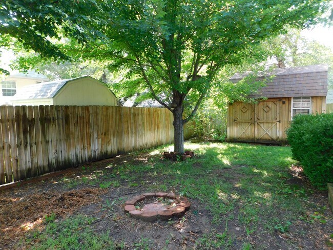 Building Photo - 2320 Gentry Ln