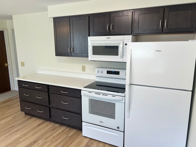 Electrodomésticos y almacenamiento con cajones - 42946 Emerald Dr