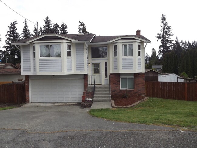 Building Photo - Nice 3 Bedroom 1 3/4 Bath Home in Spanaway!