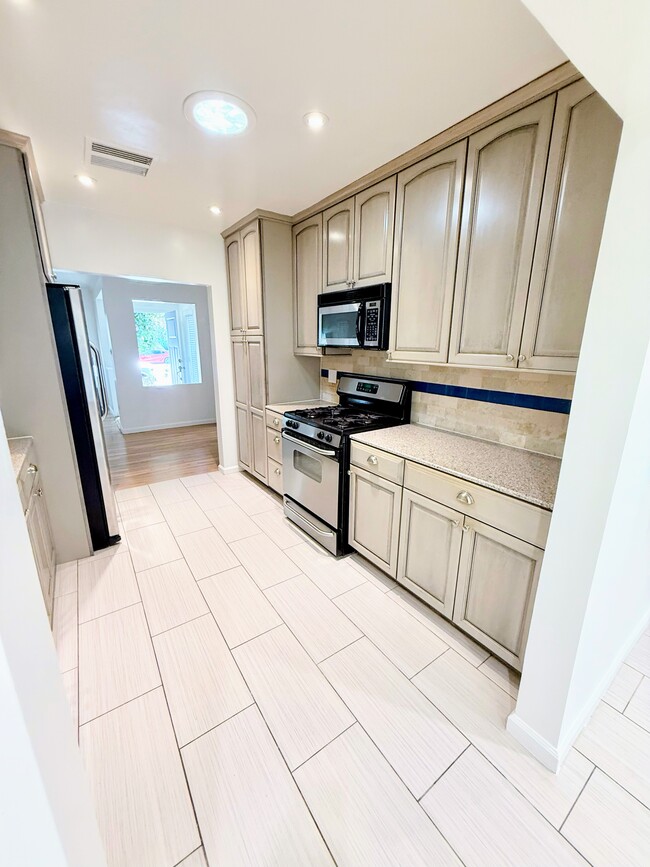 Photo - 17429 Burbank Blvd