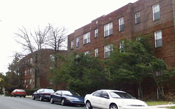 Building Photo - Melrose Court Apartments
