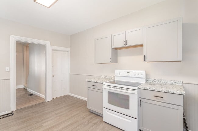 Building Photo - Newly remodeled 3 bedroom home