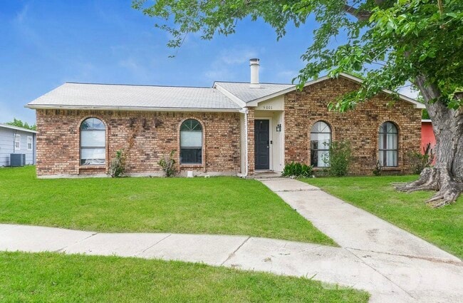 Building Photo - MOVE IN READY