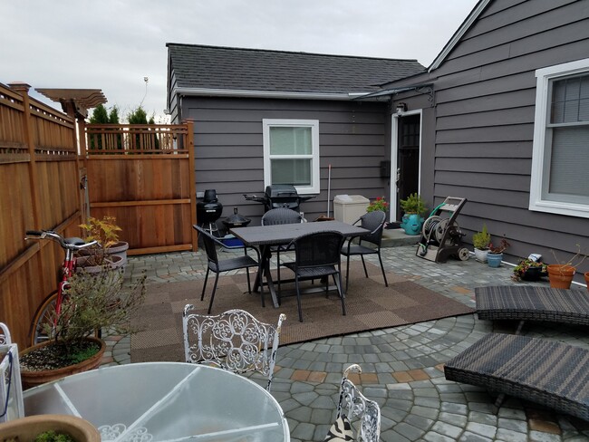 enclosed front patio - 5714 SW Winthrop St Unit A