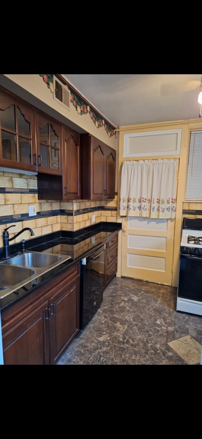 Granite countertop, marble floor, stainless steel appliances, mohogany cupboards - 4215 N Campbell Ave Apartment Unit 1 south