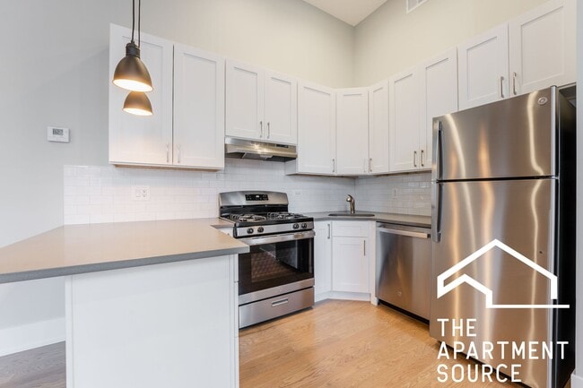 Building Photo - 2057 W Dickens Ave