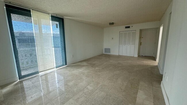 Building Photo - 919 Hillcrest Dr Unit 201 Rental