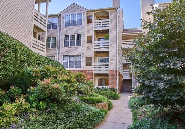 Building Photo - 244 S Reynolds St Unit 401