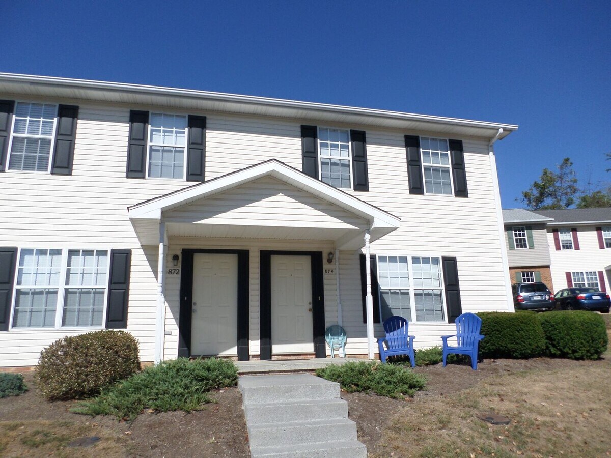 4 Bedroom 2.5 Bath Townhouse - 4 Bedroom 2.5 Bath Townhouse