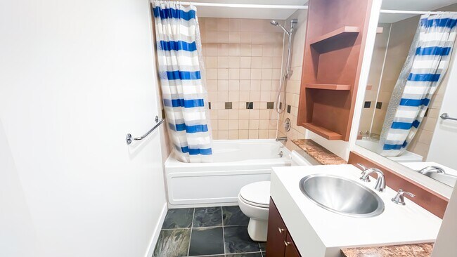 Photo - 1438 Richards St