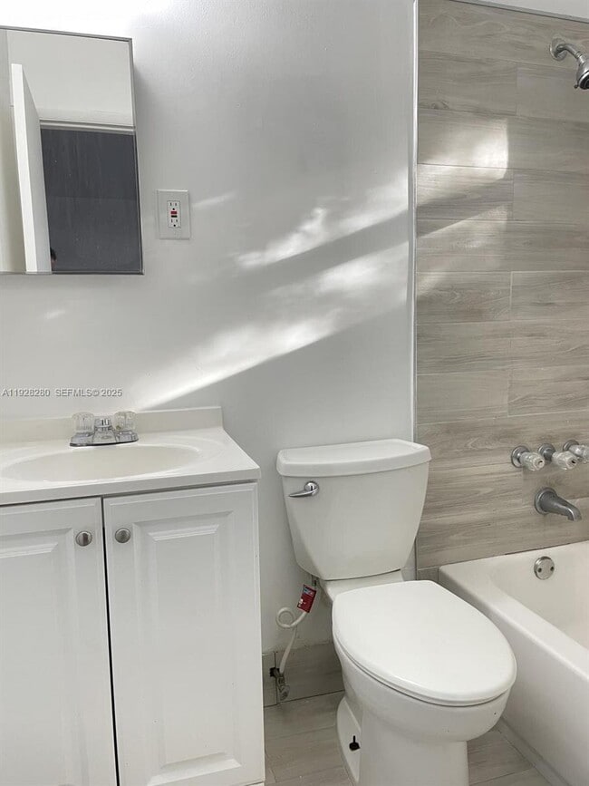 Photo - 330 SW 19th St Unit 4